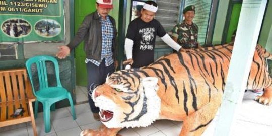 Bupati Dedi hadiahi Koramil Cisewu Maung Sancang Siliwangi