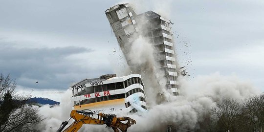 Gedung pusat bisnis terbesar di Jerman diruntuhkan