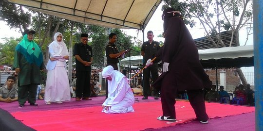 8 Pelaku khalwat dan judi dihukum puluhan kali cambuk di Banda Aceh