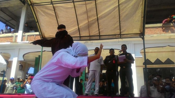 wanita pelaku ihktilat tumbang saat di hukum cambuk