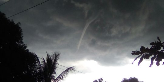 Ini bentuk pusaran angin kencang yang bikin takut warga Cilacap