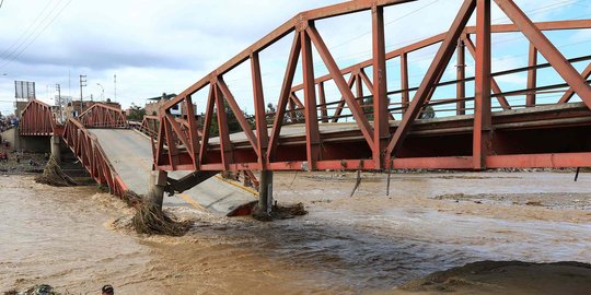 Dahsyatnya banjir di Peru hingga robohkan jembatan beton