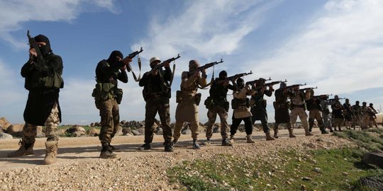Mengintip pasukan pemberontak Suriah latihan di tengah sawah