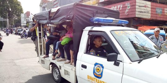 Sopir angkot di Bogor masih mogok, penumpang naik mobil Satpol PP