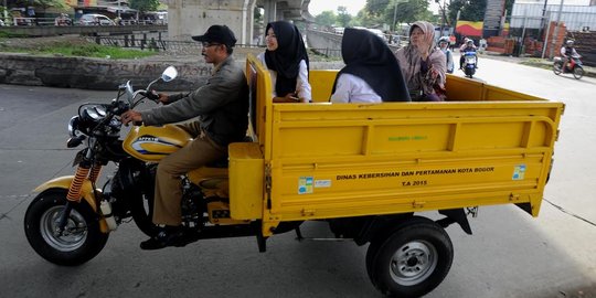 Di saat angkot mogok, motor sampah jadi sarana transportasi di Bogor