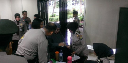 Teriak-teriak, wanita ngaku diutus Allah datangi sidang Ahok