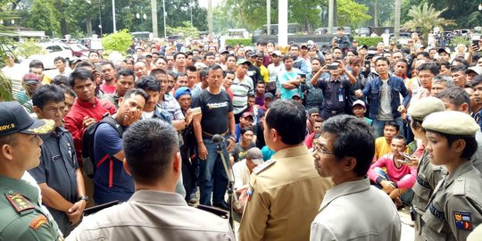 Sopir angkot geruduk Balai Kota Bogor tuntut angkutan online dihapus