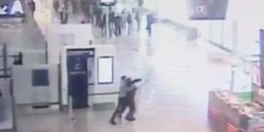 Ini momen mendebarkan pria rebut senjata tentara di bandara Paris
