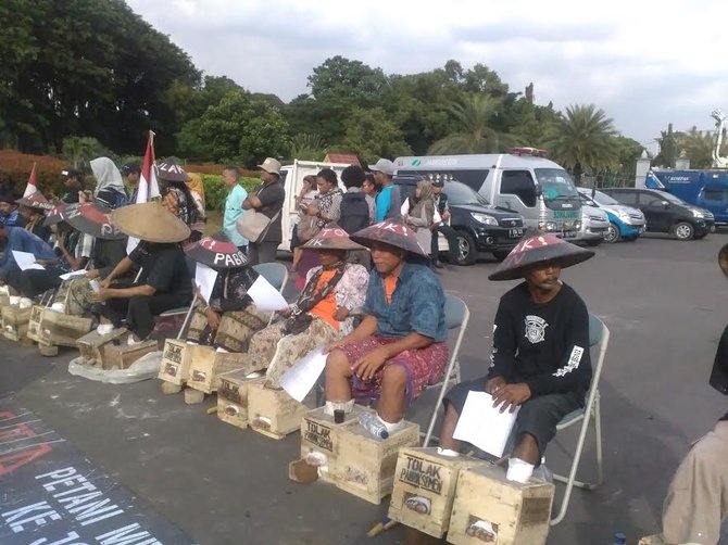 demo tolak semen rembang di monas warga cor kaki