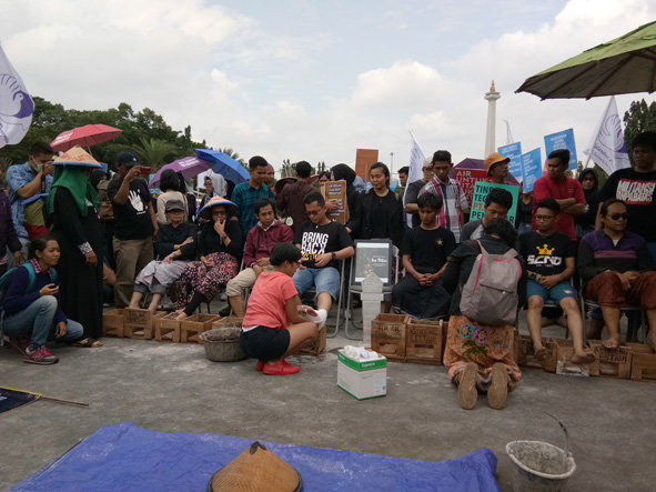 aksi solidaritas tolak pabrik semen di depan istana