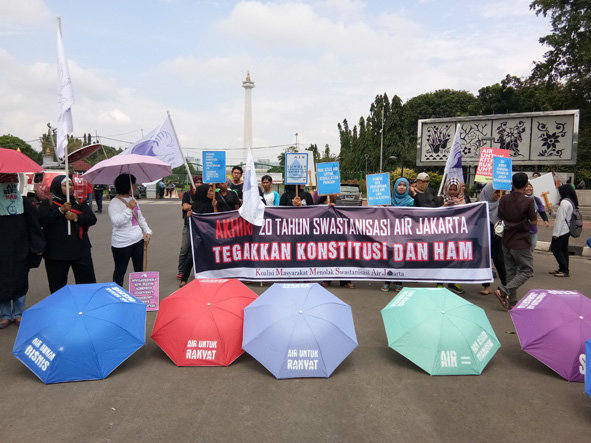 aksi solidaritas tolak pabrik semen di depan istana