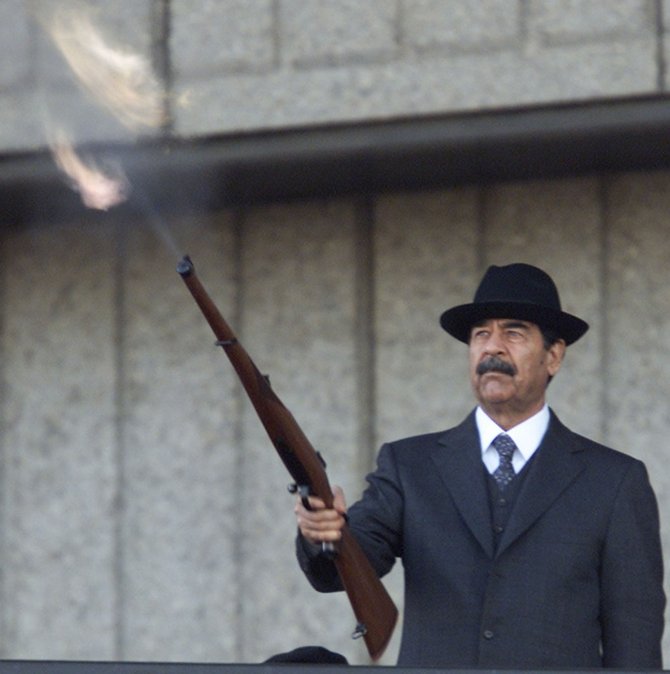 saddam hussein menembak senapan