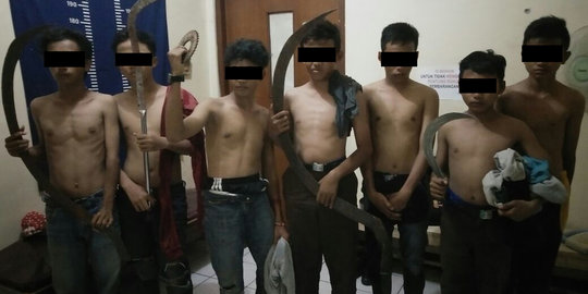 Diduga akan tawuran, pelajar SMP di Bekasi bawa celurit raksasa