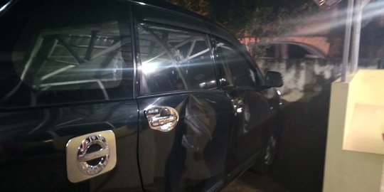 Ambil penumpang di bandara, sopir GO-CAR dihajar dan mobil dirusak