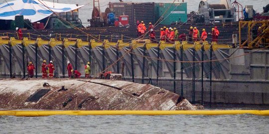 Korea Selatan angkat kapal feri Sewol yang tenggelam sejak 2014