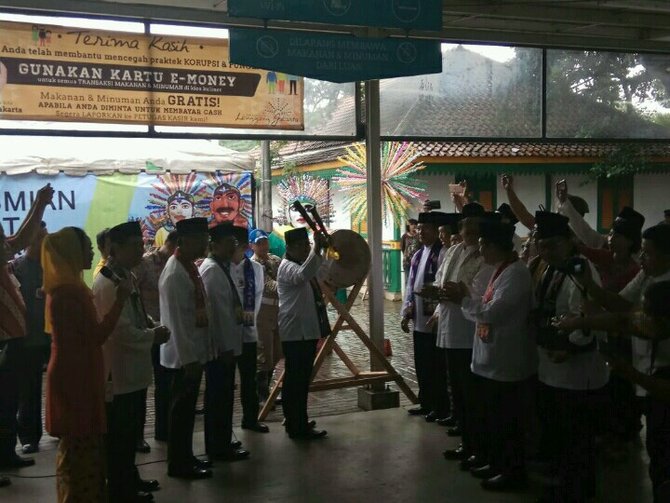 soni sumarsono resmikan outlet souvenir betawi di monas