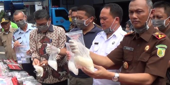 Kejari Makassar bakar kiloan narkoba dan potong-potong senjata api