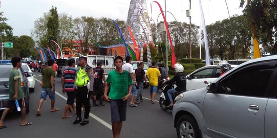 Ratusan sopir angkot turun ke jalan tolak angkutan online di Manado