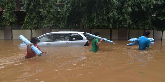 Jakarta diintai banjir rob dan luapan 13 sungai