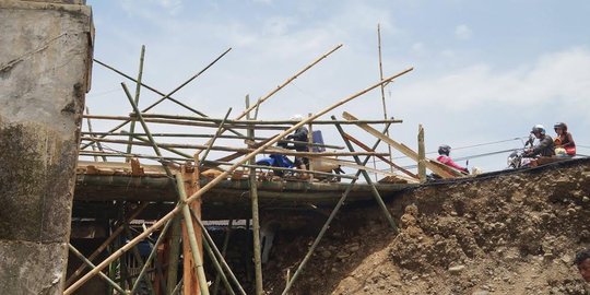 Pergeseran aliran Sungai Klawing ancam tiang pancang jembatan