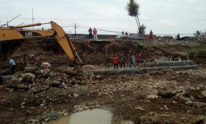 pergeseran aliran sungai klawing ancam tiang pancang jembatan