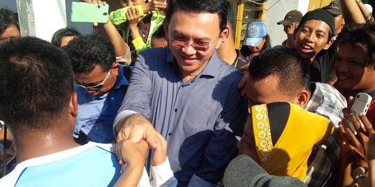Jenguk warga di Koja, Ahok tawari Ibu Witri kursi roda