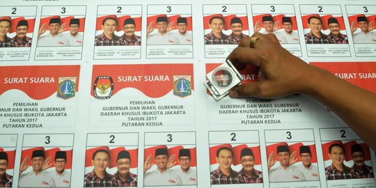 Tak ikuti Djarot, Ahok bilang 'kalau pakai peci terlalu ganteng'