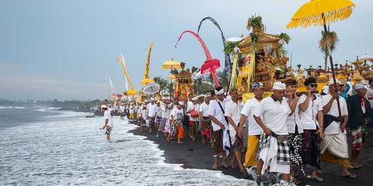 Jelang Nyepi, umat Hindu Bali menyucikan diri dalam upacara Melasti