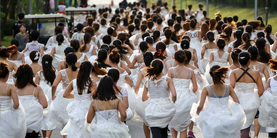 Demi hadiah, seratus pasang pengantin di Thailand 