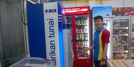 Ambil kartu ATM ibu paruh baya, 2 jambret jadi bulan-bulanan warga