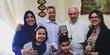 Paus Fransiskus makan kurma di rumah keluarga imigran muslim