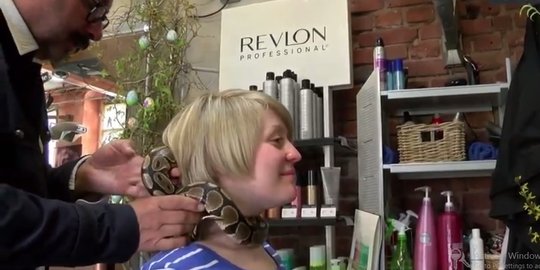 Salon rambut di Jerman tawarkan pijat leher oleh 'terapis' ular