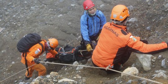 Pendaki hilang di Gunung Lokon ditemukan tewas dekat bibir kawah