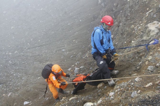 evakuasi pendaki tewas di gunung lokon