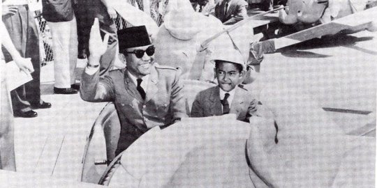 Membandingkan saat mobil Presiden Jokowi & Bung Karno mogok