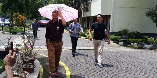 Diperiksa Kejagung, Dahlan datang sambil pakai payung merah muda