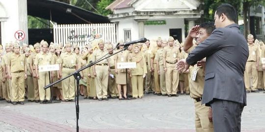 Geram, wali kota Semarang setrap anak buah hormat bendera