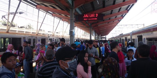 Gangguan listrik aliran atas di Stasiun UI, penumpang KRL membeludak