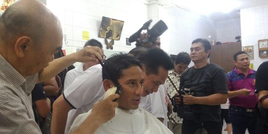 Minum kopi & cukur rambut, aksi Sandiaga bersama masyarakat Tionghoa