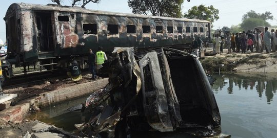 Dua kereta hangus usai bertabrakan hebat di Pakistan