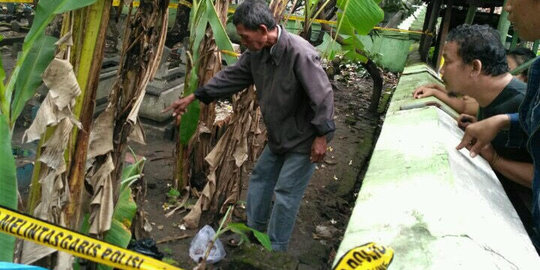 Warga Surabaya geger, jasad orok dalam plastik dibuang di makam