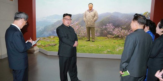 Gaya Kim Jong-un saat berkunjung ke Museum Revolusi Korea
