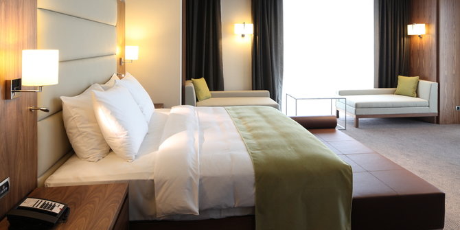 https://cdns.klimg.com/merdeka.com/i/w/news/2017/03/29/827220/670x335/4-hal-sepele-dalam-kamar-tidur-yang-bisa-bikin-tubuh-sakit.jpg
