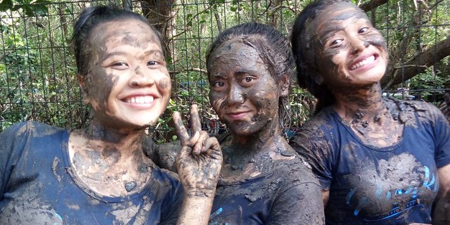 Melihat tradisi mandi lumpur di Kuta usai perayaan Nyepi