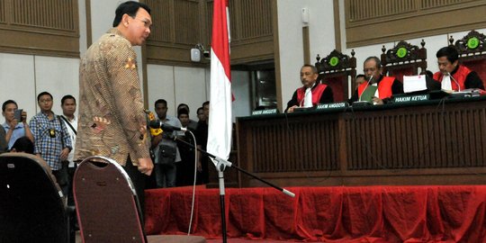 Membedah dakwaan Ahok yang dinilai cacat hukum