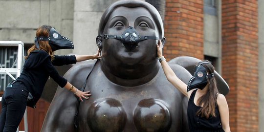 Protes polusi udara, patung-patung di Kolombia pakai masker