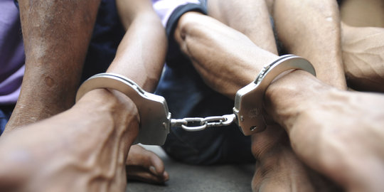 Pria di Surabaya ditangkap karena naik motor cuma pakai celana dalam