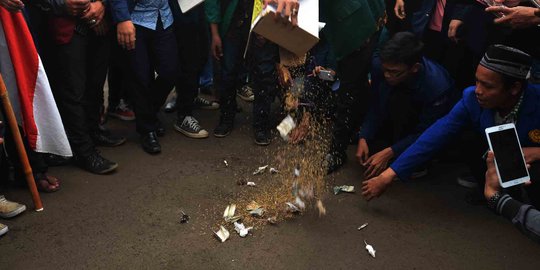 Tuntut usut tuntas korupsi e-KTP, mahasiswa tebar tikus di DPR