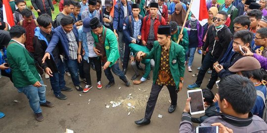 Gelar unjuk rasa, mahasiswa lempar tikus diikat duit ke gedung DPR