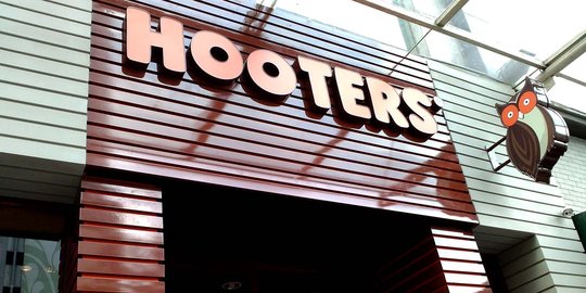 Dua jam di Hooters Jakarta